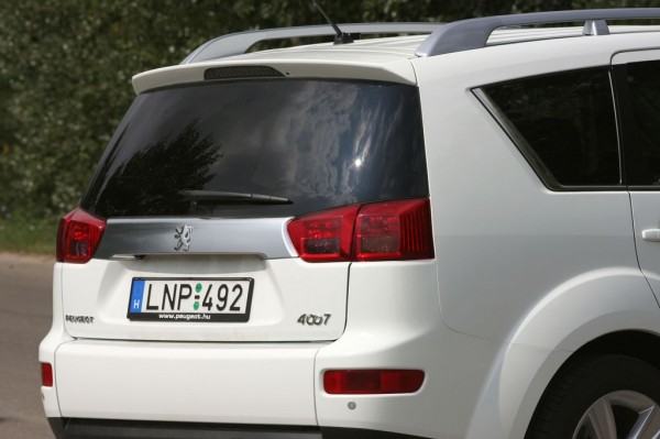 PEUGEOT 4007