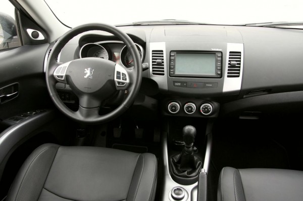 PEUGEOT 4007