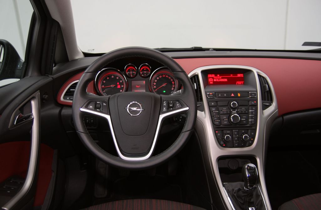 Astra j панель