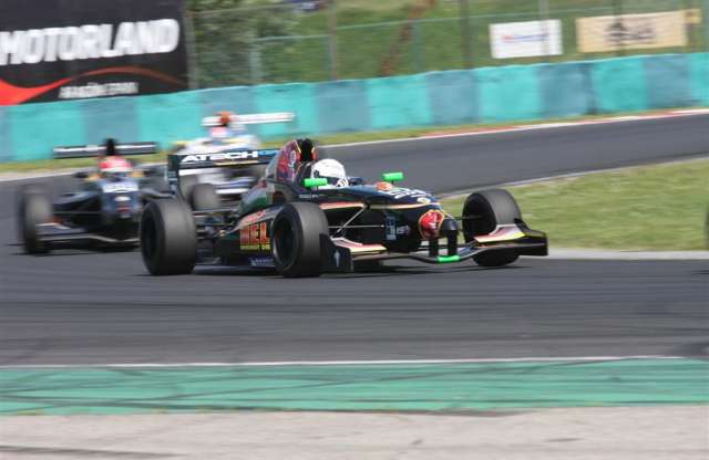 Az egyik szemünk sírt, a másik ujjongott