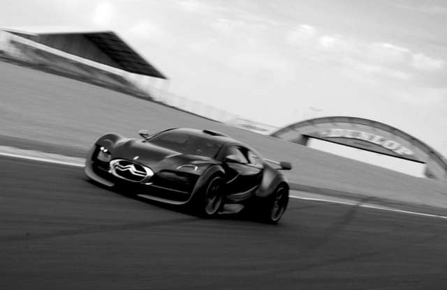 Egymásra licitálnak a gyárak az elektromos sportkocsik terén