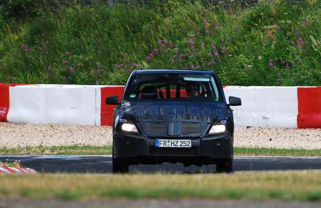 A Nürburgringen, tesztelés közben fényképezték le az új kompakt buszlimuzint