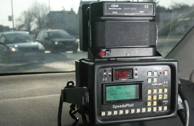 Fű alól laposan, vagy épp autópályán, forgalommal szemben állva is mérnek