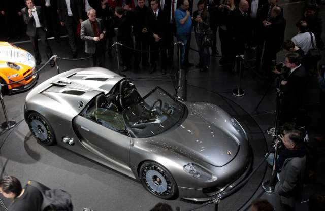 Hibrid szuperautóval koronázza meg kínálatát a Porsche