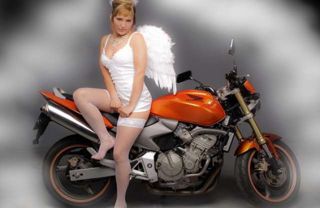 Motoroscsajos naptár az árvízkárosultak javára