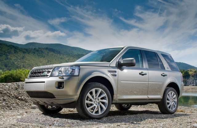 Új dízelmotor és elsőkerékhajtás segít a spórolásban a Land Rovernek