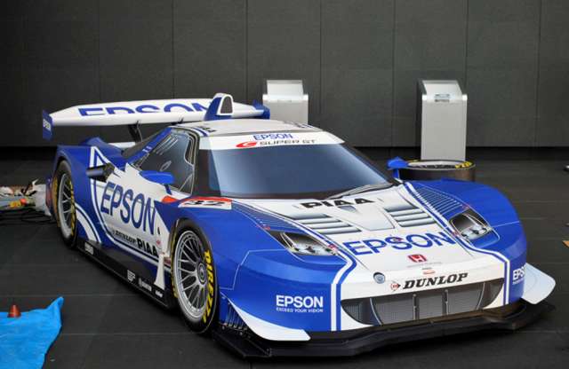 Az Epson dolgozói életnagyságú papírautót készítettek