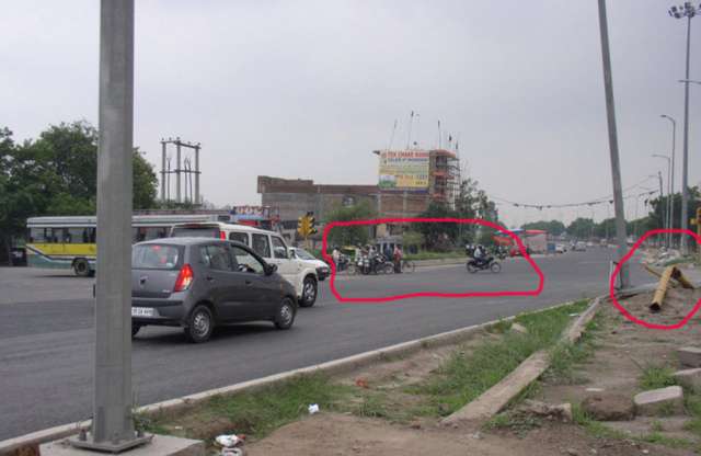 Új Delhi rendőrök járőrözés helyett számítógép előtt ülnek