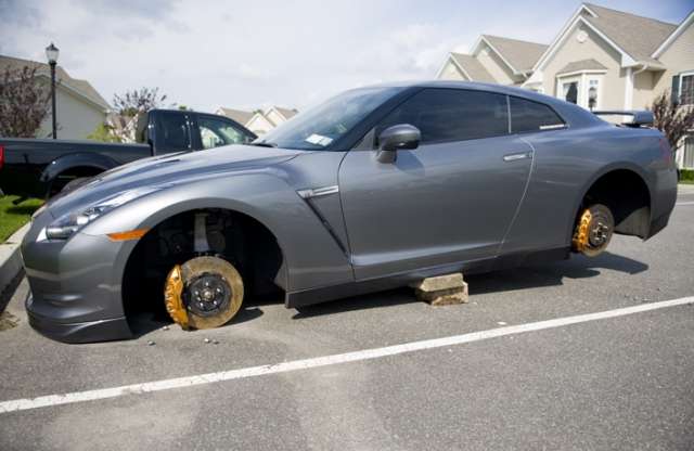 Garázs is kell a japán szupergép mellé