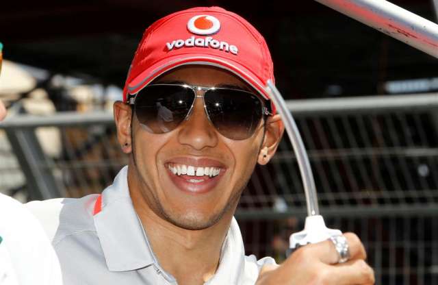 Euróban milliókat, forintban milliárdokat zsebelnek be a sztárpilóták