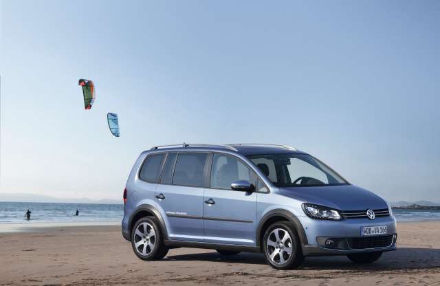 Emelt hasmagasságú, divtatos buszlimuzin a Volkswagentől