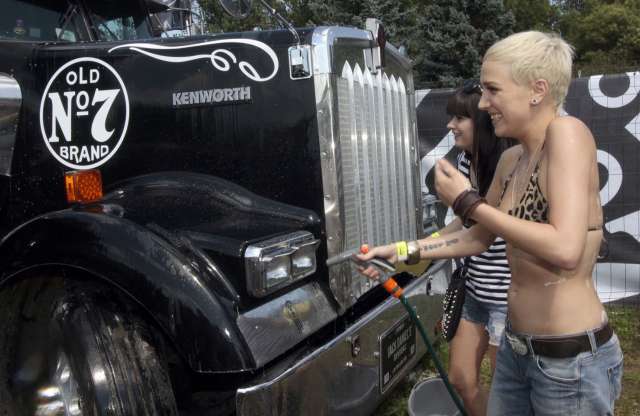 Fergeteges, szexi csajokkal fűszerezett program a Szigeten