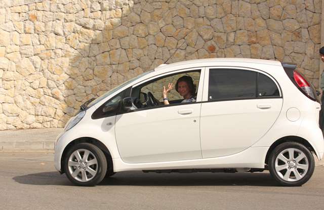 Elsőként a spanyol királyi flottát gazdagítja a Peugeot iOn