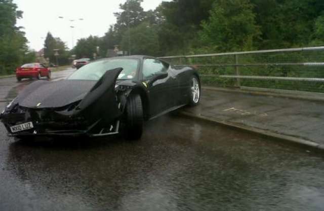 Fényképen egy lúzer által rommá tört 70 milliós Ferrari