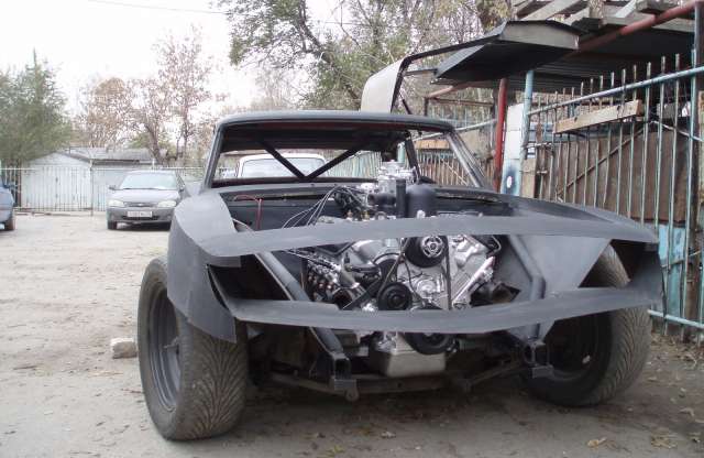 Akinek nem telik igazi nyugati autóra, épít magának szovjet vasból