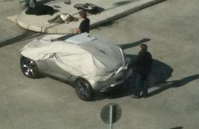 Nem tetszett a Peugeot embereinek, hogy fényképezik a be sem mutatott autót