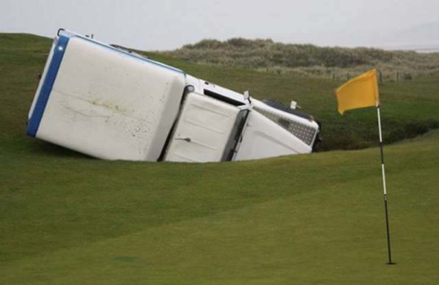 Nagy meglepetés egy Land Rover Defender a golfpályán