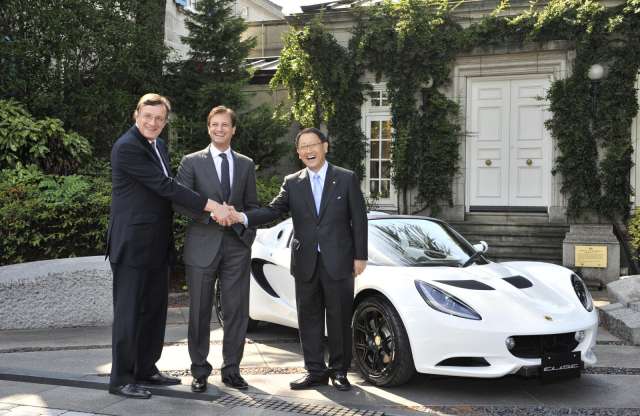 Ajándék a Toyotának a Lotustól