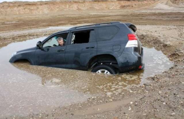 Elnyelte a tócsa az orosz  Landcruisert