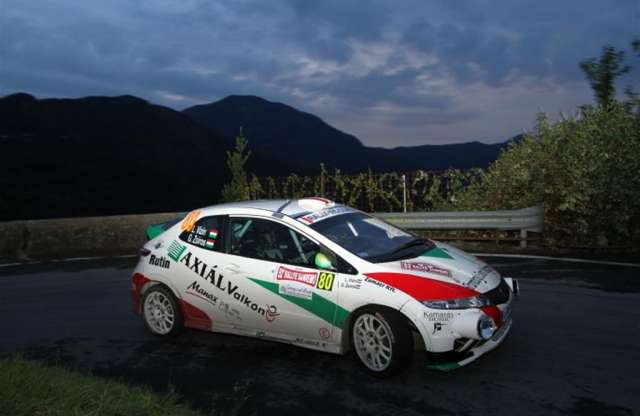 Százötven méter mély szakadék szélén billegtek