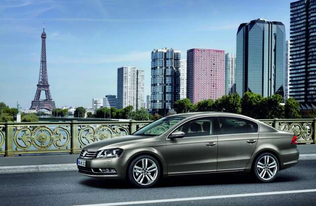 Határozottabb vonalvezetéssel jön a VW Passat hetedik generációja