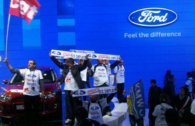 Szakszervezeti tüntetés a Párizsi Autószalonon