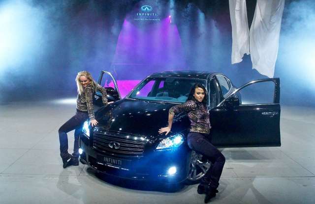 Párizzsal egyidőben Pesten az Infiniti Luxuslimuzinja