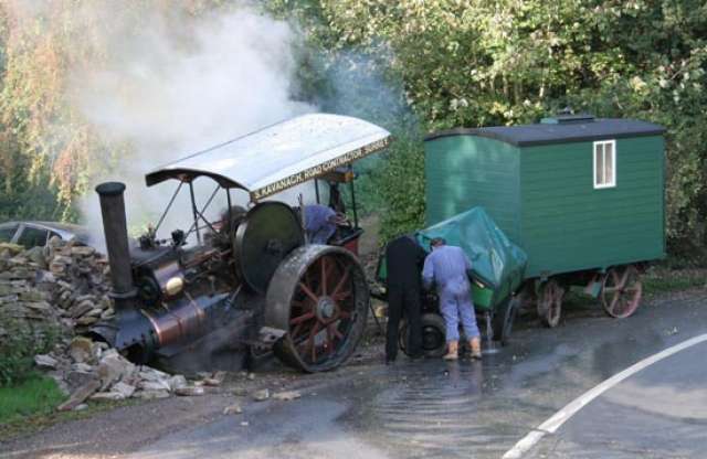 Kőfalat bontott a néggyel száguldó gőzvontató