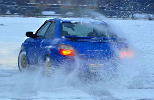 Mindig hátra szereltessük a jobb állapotú gumikat!