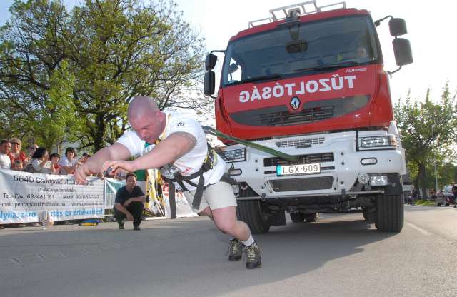 Kamionhúzó rekordkísérlet Kiskörösön