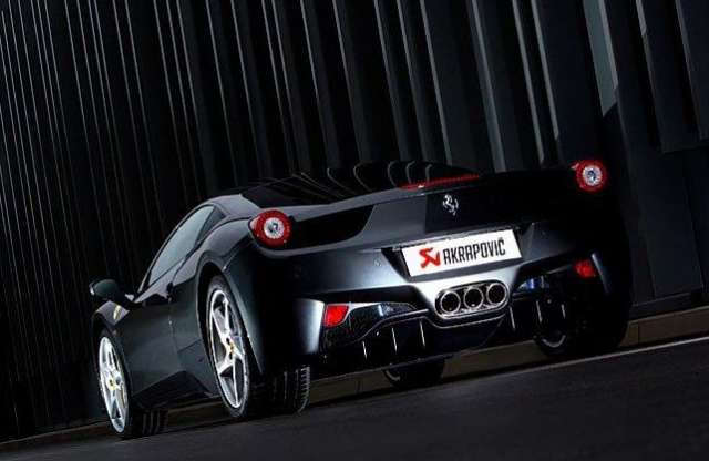 Hallgasson őrjöngő Ferrari V8-ast!