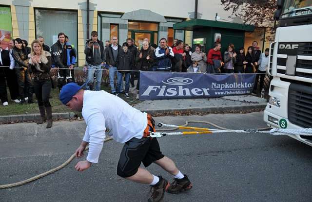 Vontatókat vontatott az erőember