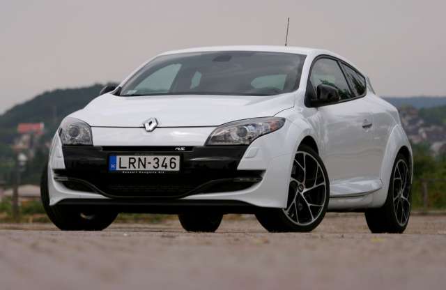 Civileknek és versenyzőknek is bejön a sportos Mégane