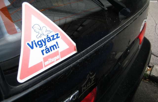 Csupán egy tábla miatt vigyáznánk a babákra?