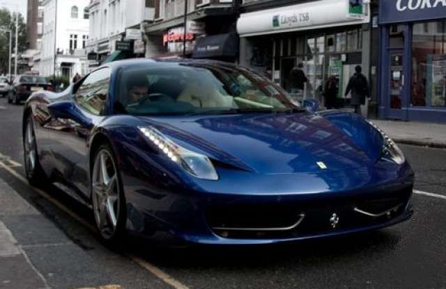 Másfél heti fizetésből Ferrari 458 Italiát venni