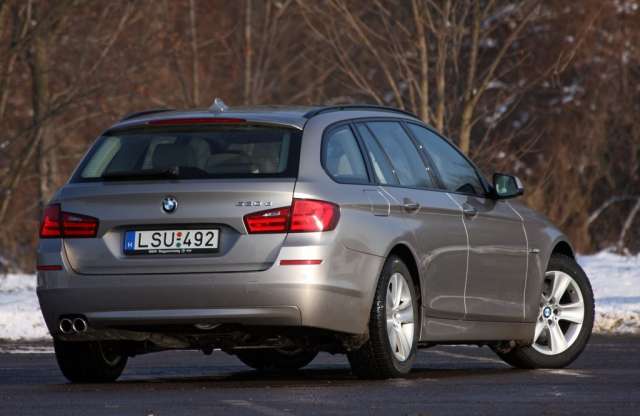 25 millióért luxuskombit? BMW 530d Touring teszt