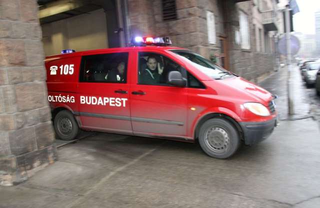 Egyre nehezebb az autókból mentő tűzoltók dolga