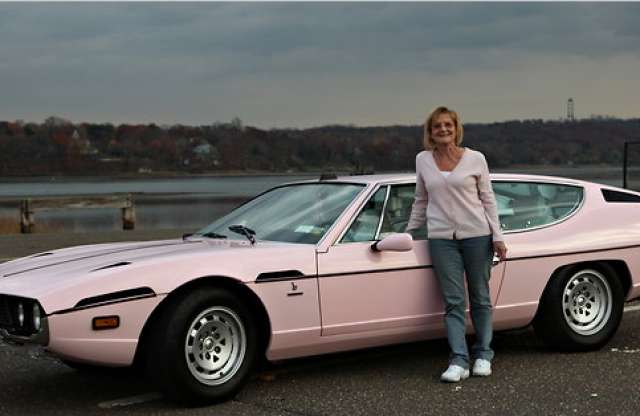 Nagyi kocsija a pink Lamborghini Espada