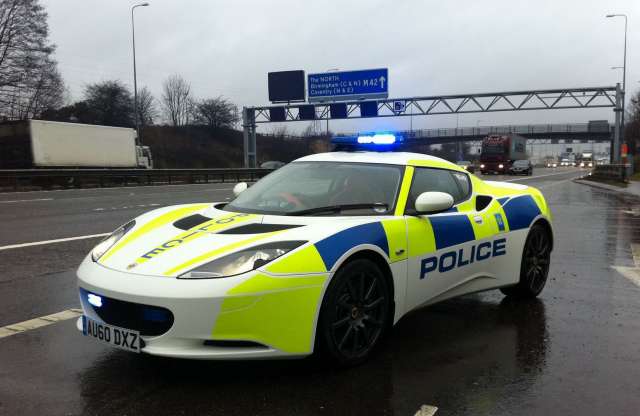 Lotus Evora sportkocsit tesztelnek a brit rendőrök