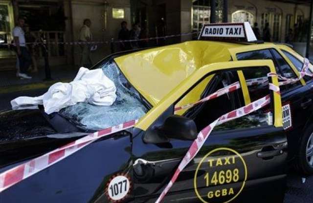 Huszonhárom emeletnyi zuhanás után mentett életet egy Volkswagen