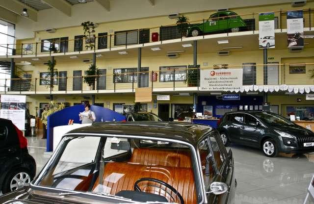 A hely, ahol békésen megbújik a sarokban egy Jaguar E-Type