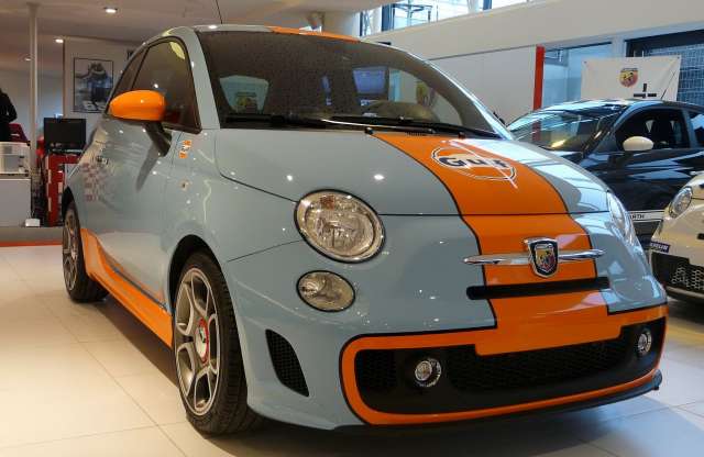 Abarth 500 klasszikus Porsche és Ford stílusban