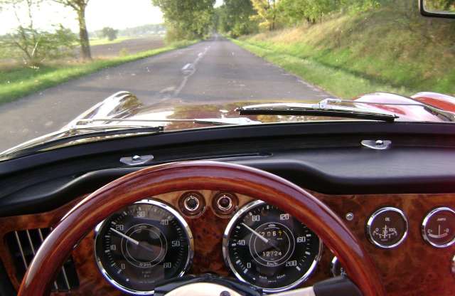 Veteránok, korhű kosztümök a biciklipályán