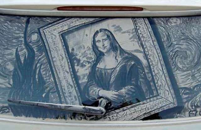 Mutatós képek sárból, a hátsó szélvédőn