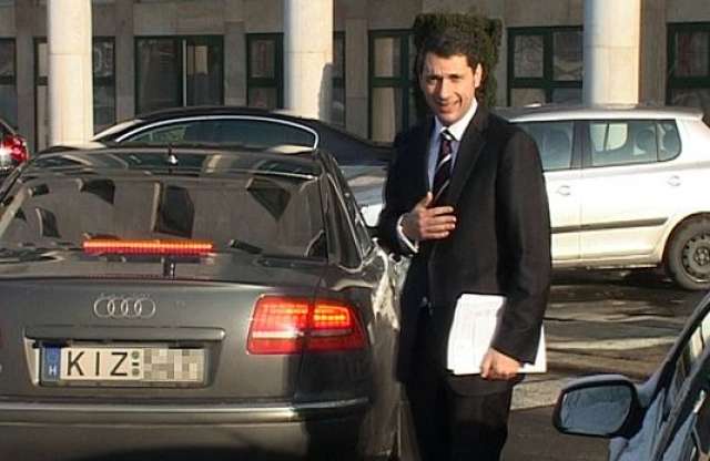 Lázár-blokkoló. Mit blokkol János autója?