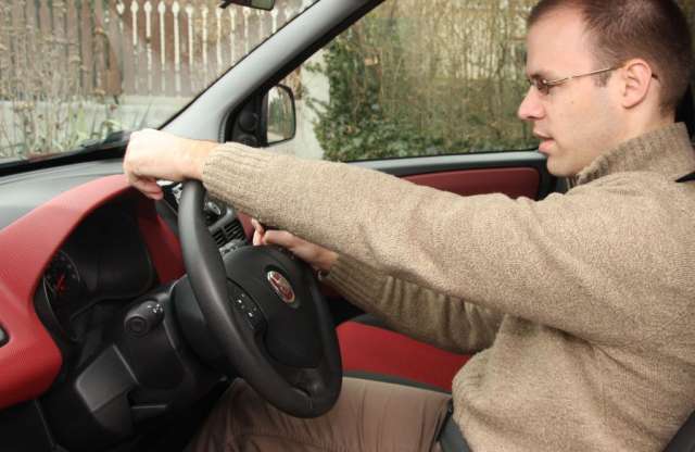 Miért fontos a biztonságos vezetési pozíció?