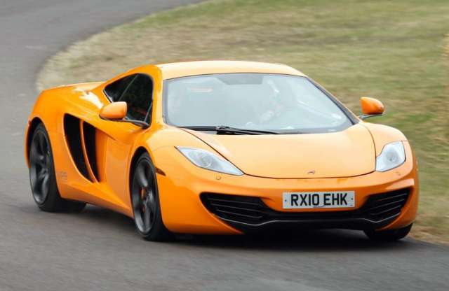 Videón, ahogy a McLaren alázza a Porschét és a Ferrarit