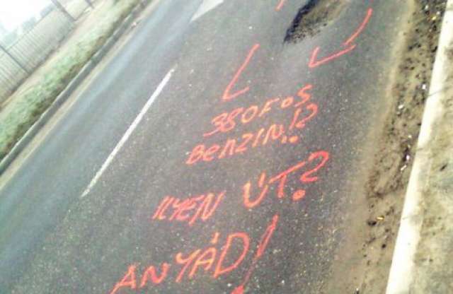 Felháborodott autósok firkálják az utakat?