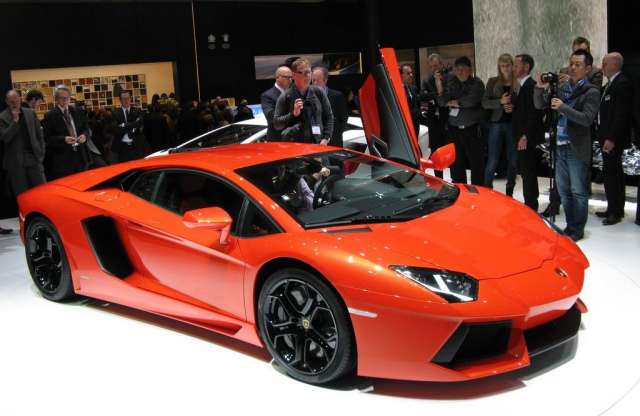Genfből jelentjük: fellebbent a lepel, íme a 700 lóerős Lamborghini
