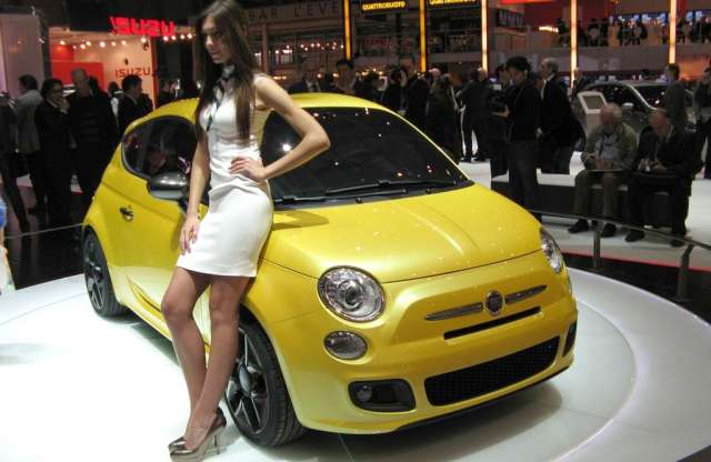 Genfből jelentjük: a legjobb nők pózolnak a Fiat 500 Zagatón